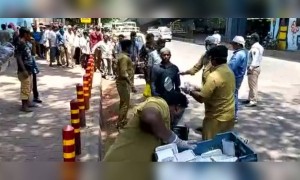मुंबई महापालिकेच्यावतीने गरीबांना जेवणाचे वाटप