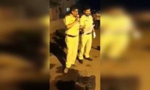 कोरोनापासून वाचण्यासाठी पोलीस निरीक्षक गायनाच्या माध्यमातून विनंती करत आहे..