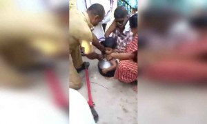 घरी बसायला सांगितलं तर हा पातेल्यात बसला....