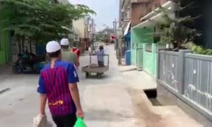 अतिशय सुंदर दृश्य! सच्च्या भारतीय मुसलमान बांधवाकडून सफाई कामगारांचा अशा प्रकारे सन्मान!