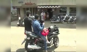 7 दिवस झाले ही मुलगी आपल्या आईला भेटली नव्हती.आई जिल्हा रुग्णालयात सर्विस ला आहे.