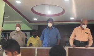 रामदास आठवले लॉकडाऊन दरम्यान दररोज १००० हून अधिक लोकांना भोजन देत आहे.