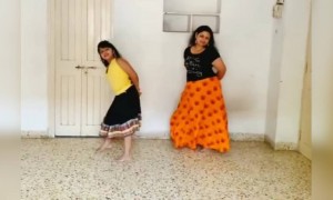 आई आणि लेकीचा सुंदर डान्स विथ गुजराथी तडका!