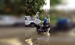 शेतकरी बांधवांची आयडिया..सॅनिटायझर करुन घरात प्रवेश..