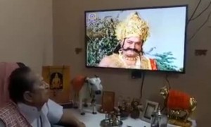 रावणाची भुमिका करणारे अरविंद त्रिवेदी (वय वर्ष ८२) स्वतः रामायण बघताना...