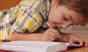 वडिलांसाठी हा व्हिडीओ एकदा बघाच... स्वत:हुन शेअर कराल...