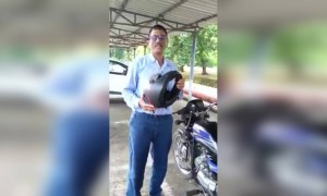 हेल्मेट बाईक वर लॉक करण्याची छान पद्धत