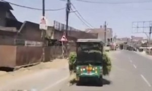 रोड वरती फिरणाऱ्या भुकजलेल्या जनावरांना चारा चारताना युपी पोलीस आपल्या कार्यास सलाम.!!