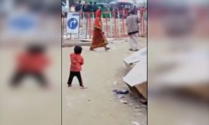 परिस्थिती कशीही असो आई फक्त जवळ असेल तर सगळंच बदलून जातं....