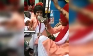 किती क्युट आहे ना...असं ठेका धरायला पाहिजे️