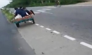 टांगा पलटी रेडा फरार..!