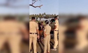 ऊसतोड कामगारांच्या मुलांना खाऊ वाटप करताना महाराष्ट्र पोलीस