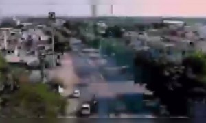 पोलिसांनी जेव्हा ड्रॉन सोडला तेव्हा झालेली गंमत पहा.. सगळ्यात बेस्ट जो कॅरम घेऊन पळाला