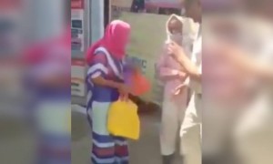 एका वृध्द आईला पोलीसांनी केलेल्या मदतीनंतर तिला अश्रु अनावर झाले. बघा तिची बोलकी प्रतिक्रिया