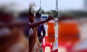 पोलिसांसाठी दोन कोल्ड्रिंक्स घेऊन आलेल्या काकूंचा पगार 3500 पण मनाची श्रीमंती करोडोंची आहे!