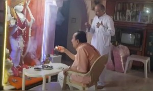 रावणाची भूमिका साकारणारे अरविंद त्रिवेदी श्री रामाची पूजा करताना..!!