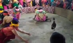 असा खेळ कोणी पाहिलाय का ??...प्रयत्न सोडू नका पकडत रहा