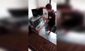 वेळेवर पगार नाही दिला की असच मन लाऊन काम केलं जातं..