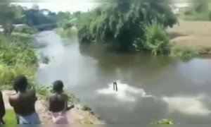 अशी मजा स्विमींग पूल मध्ये कधीच येत नाही..