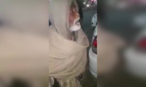 दिल्लीच्या रस्त्यावरून एक भीक मागणारा व्यक्ती जेव्हा इंग्लिश मधून गाणं गातो तेव्हा काय घडते पहा..