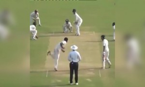 नवीन बॉलर सापडला आहे.. काही कमेंट ...