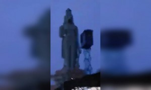 मूर्ती पूर्ण कोरी आणि प्लेन आहे पण लेजर लाईट ची किती कमाल आहे..!!