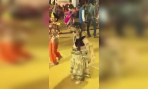 मित्रांनो...खरा दिल से डान्स कसा असतो ते बघा..