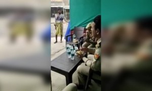 उपनिरीक्षकांनी गरीबाला दिला घासातला घास घडवून दिले माणुसकीचे दर्शन