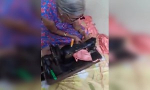७९ वर्षीय आजी सुईत धागा ओवायला जमत नसताना सुद्धा पोलिसांसाठी आणि गरजूंसाठी मास तयार करित आहे .