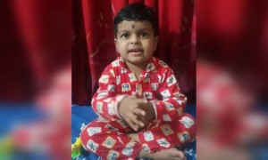 देवीचे स्तोत्र आपल्या गोड आवाजात म्हणताना चिमुकला भक्त!