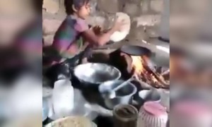 ह्या लहान मुलीचा हातावर भाकरी करतानाचा हा व्हिडीओ मनाला स्पर्श करून गेला.