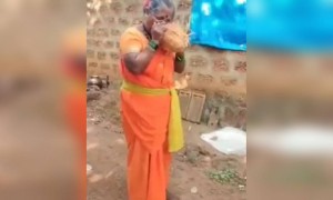 काकू तोंडानी नारळ कसा सोलत आहेत पहा..!!