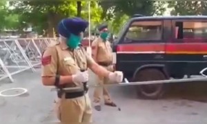 या कोरोनामुळे आता मनुष्य पकडणारा चिमटा बघायला मिळाला..!!