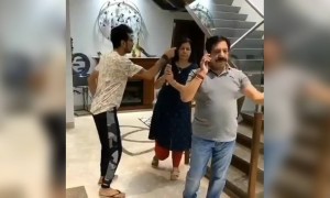 क्रिकेटर युजवेंद्र चहल ने आपल्या आई-वडिलांसोबत बनवलेला एक मजेदार व्हिडिओ..!!