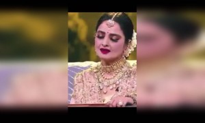 अभिनेत्री रेखा ने तिच्या सुंदर आवाजात गायिलेले गाणं नक्की पहा..!!