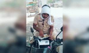 महाभयंकर कोरोनाला टाळा पोलिसांना सहकार्य करा तुमच्यासाठी हे रस्त्यावर जेवण करत आहे