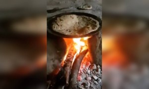 भाकरी म्हणजे गरीबाच्या घराचा ब्रँड पिझ्झा तो कोणत्याही भाजी बरोबर खा चव जगात भारी