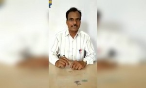 लावणी नक्की ऐका, या शिक्षकाने स्वतः पेन आणि टेबल यांना ढोलकी बनवून वाजवत गायलेली ही लावणी..!!