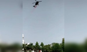 लखनऊ येथे हेलिकॉप्टरमधून फुले फेकून डॉक्टरांचा सन्मान केला..!!