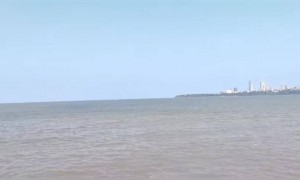 मुंबईच्या मरीन ड्राइव्ह वर वायुदलाकडून कोरोना योध्याना सलामी