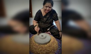 पूर्वी ग्रामीण भागात वीज पोहोचली नव्हती.तेंव्हा स्त्रिया सकाळी भल्या पहाटे जात्यावर धान्य दळत असत.