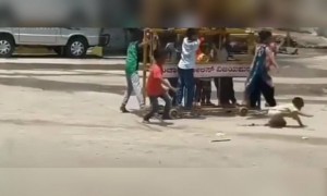 पोलिसांच्या बॅरिकेडवर चडून मुलांनी थोडीशी मजा केली पहा हा मजेशीर व्हिडिओ..!!