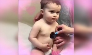 या मुलाला डॉक्टर खूप आवडतात असे दिसत आहे..!!!