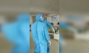 आम्हाला निरोगी ठेवण्यासाठी डॉक्टर किती कठोर परिश्रम घेत आहेत पहा.