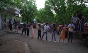 सलमान खान याने आसपासच्या खेड्यातल्या गरजू लोकांना अन्न धान्याचं केलं वाटप