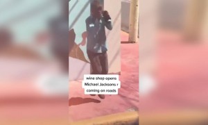 देशभरात दारूचे दुकान उघडले,थोडं या देशी माइकल जैक्सन कडे पहा..!!!!