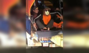 शेअर करा असे माकड चाळे करणाऱ्या मित्राला..!!