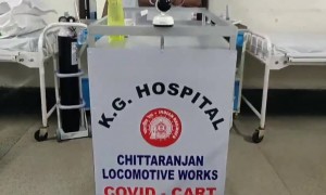 रेल्वेने रुग्णांना विविध वस्तू देण्यासाठी स्वयंचलित रिमोट कंट्रोल गाड्यांचा वापर केला आहे