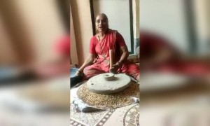 या माऊलीने कोरोना विषयावर गायलेले जात्यावरील गाण तुम्हाला नक्की आवडेल. व्हिडिओ नक्की पहा.