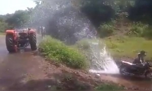 शेतकऱ्यांचा नादच खुळा ट्रॅक्टर धुवायची अफलातून आयडिया...!